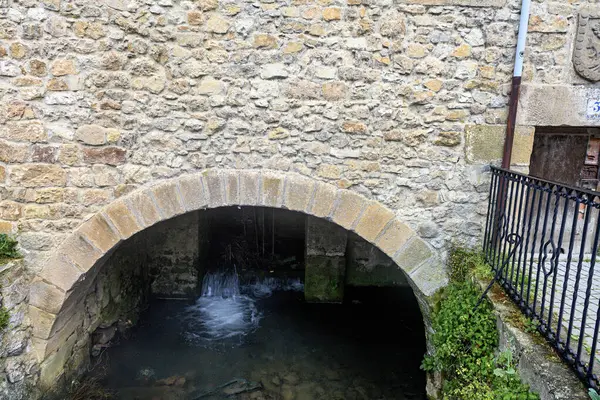 Palencia, Aguilar de Campoo 'da Molino del Capitan Malla olarak bilinen geleneksel taş fabrikası. Kemerli su kanalı, girişte arma ve ortaçağ mimarisi..