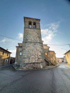 Pino del Rio 'daki San Pedro Kilisesi' nin taş çan kulesi, açık mavi gökyüzünün altında..
