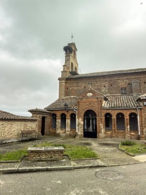 San Andres 'in tuğla kilisesi çan kulesi ve San Andres de la Regla, Palencia' da kemerli giriş..