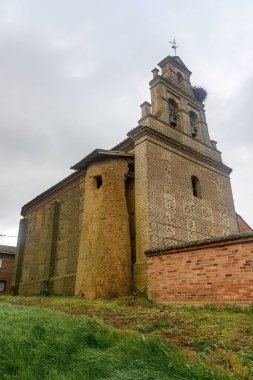 San Andres 'de çan kulesi olan tuğla kilise, San Andres de la Regla' da maymun ve leylek yuvası, Palencia.