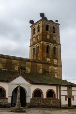 San Gervasio ve San Protasio 'nun tuğla kilisesi Santervas de la Vega, Palencia' da uzun çan kulesi ve leylek yuvaları var..