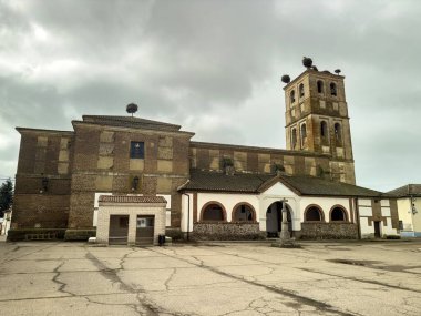 San Gervasio ve San Protasio 'nun tuğla kilisesi Santervas de la Vega, Palencia' da uzun çan kulesi ve leylek yuvaları var..