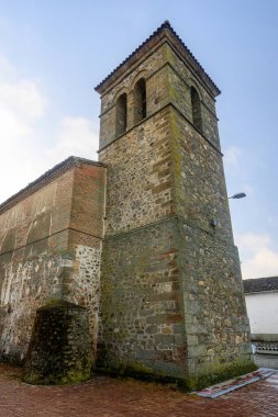 San Juan Bautista 'nın taştan kilisesi çan kulesi ve Fresno del Rio, Palencia' da kemerli girişi var..