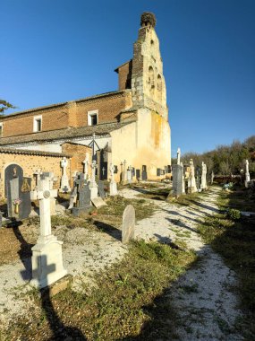 Acera de la Vega, Palencia 'daki San Justo y San Pastor Kilisesi' nin yanında taş haçları olan bir mezarlık..