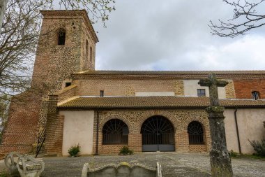 Villambroz 'da çan kulesi ve leylek yuvası olan tarihi tuğla ve taş Santa Ines Kilisesi