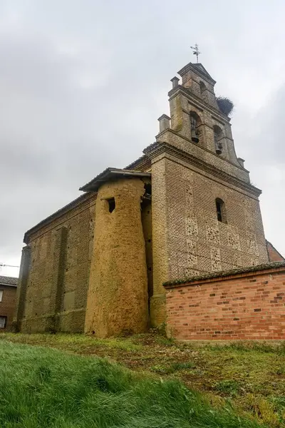San Andres 'de çan kulesi olan tuğla kilise, San Andres de la Regla' da maymun ve leylek yuvası, Palencia.