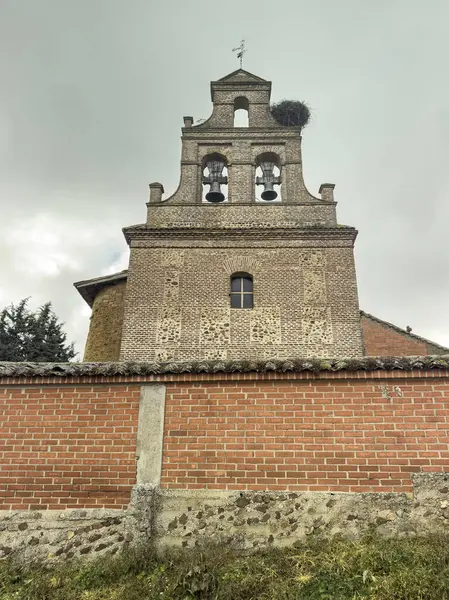 San Andres 'de çan kulesi olan tuğla kilise, San Andres de la Regla' da maymun ve leylek yuvası, Palencia.