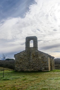 Kemerli çan geçitli, bulutlu arka planı olan eski bir kırsal inziva yeri.