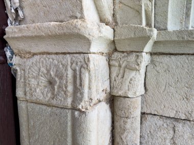 Dekoratif ve sembolik motiflerle oyulmuş Romen taşına yakın çekim