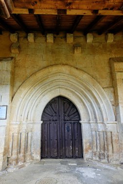 Santana 'daki San Saturnino Obispo Kilisesi' nin Gotik-Romanesk girişine yakın çekim