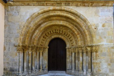Romen manastırı. Huzurlu bir kırsal alanda taş zili gable ve kemerli kapı.