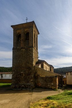 Valenoso köyünde çan kulesi olan taş kilise, çam ormanlarına ve tarlalara karşı kurulmuş.