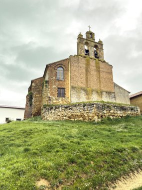 Tuğla ve taş kilise ikiz gable, kemerli pencereler, ve Villamorco 'da yükseltilmiş temeller