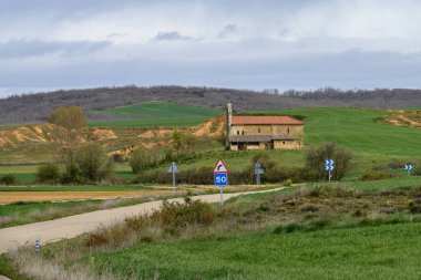 Quintanilla de Palencia yakınlarındaki açık kırsalda seramik çatılı taş kilise.