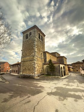 Bascones de Ojeda, Palencia 'da çan kulesi ve kemerleri olan taştan bir kilise.
