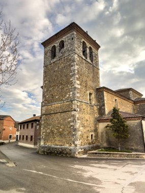 Bascones de Ojeda, Palencia 'da çan kulesi ve kemerleri olan taştan bir kilise.