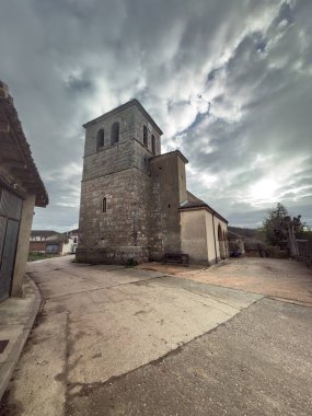 Oteros de Boedo 'da taş kulesi, saati ve kemerli girişi olan köy kilisesi.