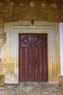 Palencia 'da üçlü gable ve dış merdivenleri olan taşra İspanyol kilisesi.