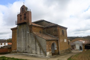 Palencia 'da üçlü gable ve dış merdivenleri olan taşra İspanyol kilisesi.