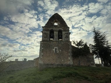 Berzosa de los Hidalgos 'ta kiremit kiremitli çatı ve çan gable taşlı kilise