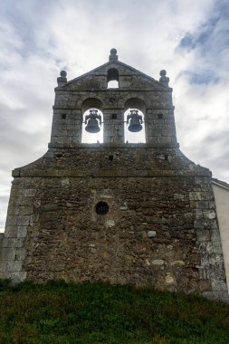 Antik Roma taş çan gable Çan iki çan ile çimenli bir tepe dramatik bulutlu bir gökyüzü altında.