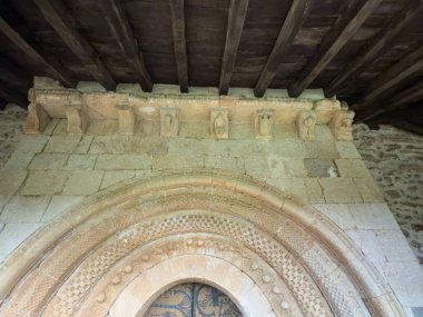 Ahşap çatının altındaki süslü kemerli kapının üzerinde oyulmuş Romen taş korbonlar serisi..