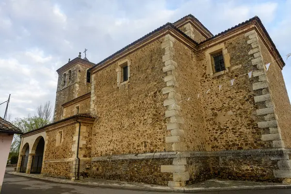 Bascones de Ojeda, Palencia 'da çan kulesi ve kemerleri olan taştan bir kilise.