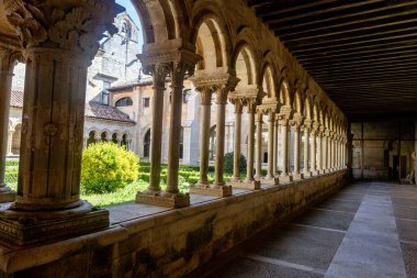 Huzurlu bir ortaçağ manastırı. Kemerleri ve verimli bir merkez bahçeyi çevreleyen oyma başkentleri var.