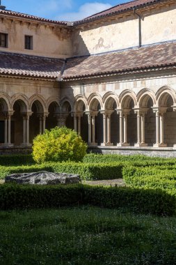 Palencia İspanya 'da Santa Maria ve San Andres Manastırı' nda simetrik bahçeli ve taş atari salonlu bir manastır.