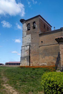 Calahorra de Boedo 'daki taş kilise. Çan kulesi ve leylek yuvası sessiz bir kırsal alanda.