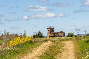 Paramo de Boedo 'daki taştan kilise. Yeşil kırsal alanda bir çan kulesi var.