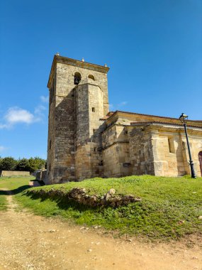 Pradanos de Ojeda 'daki San Cristobal Kilisesi' nin taş duvarları ve kulesi var.