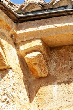 Zorita del Paramo 'daki San Lorenzo Kilisesi' nin ön cephesinde yıpranmış taş kadife.
