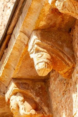 Zorita del Paramo 'daki San Lorenzo Kilisesi' nin ön cephesinde yıpranmış taş kadife.