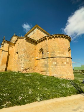 Zorita del Paramo 'daki San Lorenzo Kilisesi' nin taş cephesinde süslü bir kapı ve çan kulesi var.