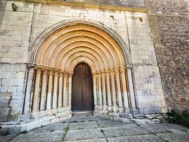 İspanyol kilisesinde birden fazla arşiv ve sütun bulunan ortaçağ kemerli girişi