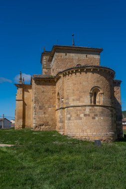 Zorita del Paramo 'daki San Lorenzo Kilisesi' nin taş cephesinde süslü bir kapı ve çan kulesi var.