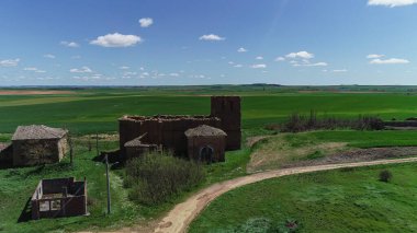 Yıkılmış kilisenin panoramik perspektifi ve kırsal çevresi, Palencia