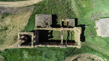 Yıkılmış kilisenin panoramik perspektifi ve kırsal çevresi, Palencia