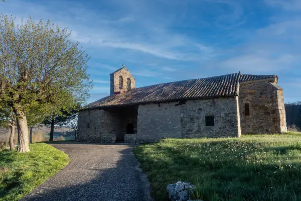 Robledillo de la Tarikat 'taki San Juan Bautista' nın taştan kilisesi.