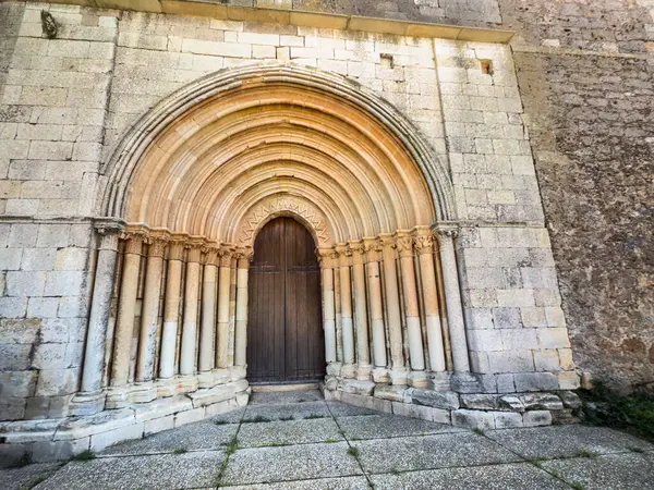 İspanyol kilisesinde birden fazla arşiv ve sütun bulunan ortaçağ kemerli girişi