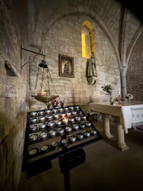 Romanesk taştan şapelin içindeki Black Metal standında tek bir mum yakıldı.
