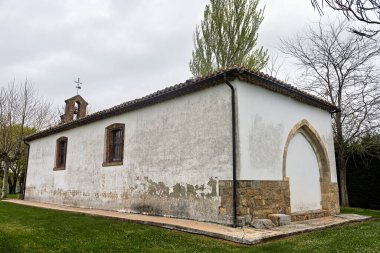 Osornillo, Palencia 'da kemerli taş kapılı küçük kırmızı tuğla şapel ve çan kulesi.