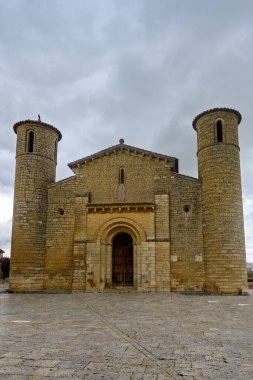 Yarı dairesel maymunlar ve Fromista, Palencia, İspanya 'daki çan kulesi olan Roma kilisesi.