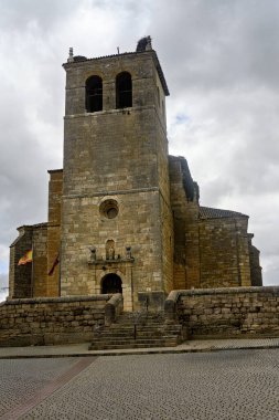 Uzun taş kilise kulesi ve Fromista, Palencia 'daki Gotik San Pedro Kilisesi girişi.
