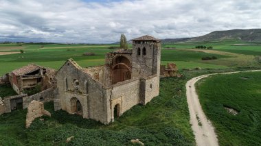 İspanya 'nın Tabanera kentindeki terk edilmiş Roma kilisesinin hava manzarası.