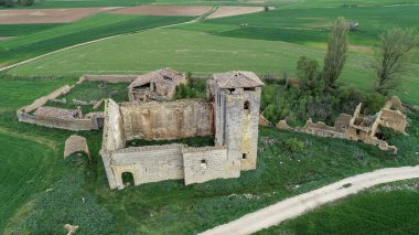 İspanya 'nın Tabanera kentindeki terk edilmiş Roma kilisesinin hava manzarası.