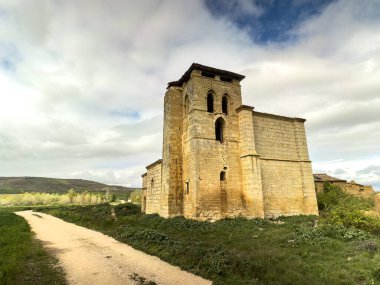 Burgos 'taki Romanesk bir kilisenin kalıntılarındaki tarihi taş çan kulesi.