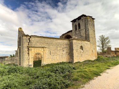 Burgos 'taki Romanesk bir kilisenin kalıntılarındaki tarihi taş çan kulesi.