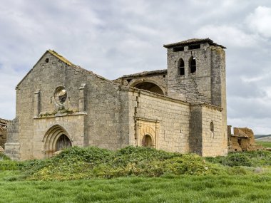 Burgos 'taki Romanesk bir kilisenin kalıntılarındaki tarihi taş çan kulesi.